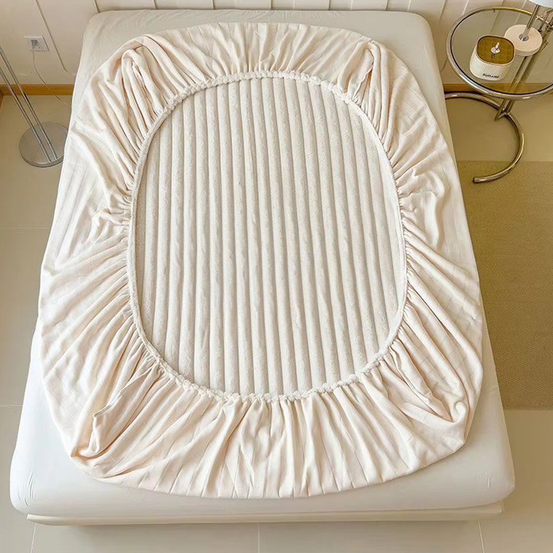 Deep-pocket corner of the fitted sheet fitting securely on a thick mattress